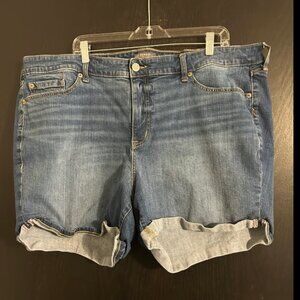 Torrid Mid-Rise Mid Shorts – Vintage Stretch – Size 24